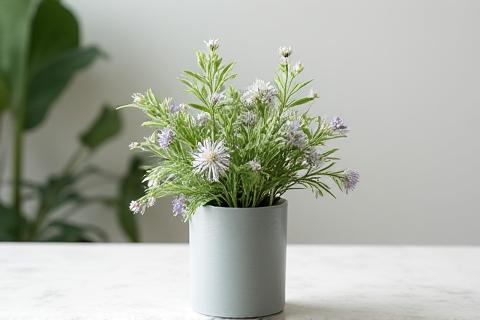 3-5本のグリーンと小花で構成された、コンパクトなデスク用ブーケ